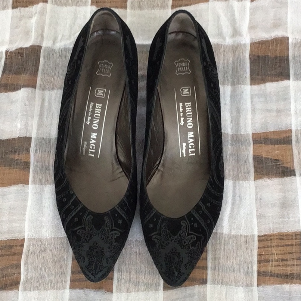 Vintage Bruno Magli Ladies Shoes. Black Suede size 35 1/2 (size 5 1/2).